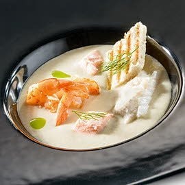 Chowder – zupa krem z dorszem, łososiem i krewetkami Chowder – zupa krem z dorszem, łososiem i krewetkami