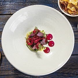 Chłodnik litewski podany z marynowanym ogórkiem oraz emulsją z buraka i pomidorowym kefirem