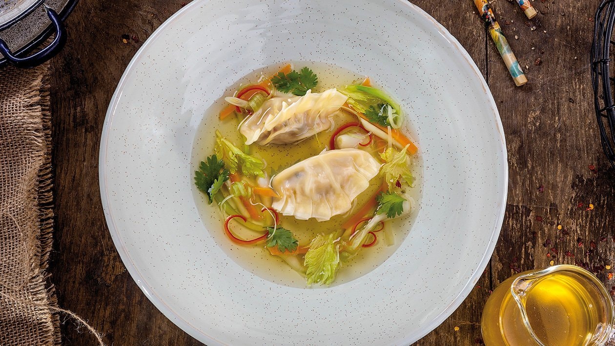 Consommé drobiowe z orientalnymi pierożkami z wieprzowiną na ostro