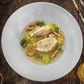 Consommé drobiowe z orientalnymi pierożkami z wieprzowiną na ostro Consommé drobiowe z orientalnymi pierożkami z wieprzowiną na ostro