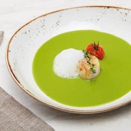 Krem z zielonego groszku z przegrzebką i migdałami