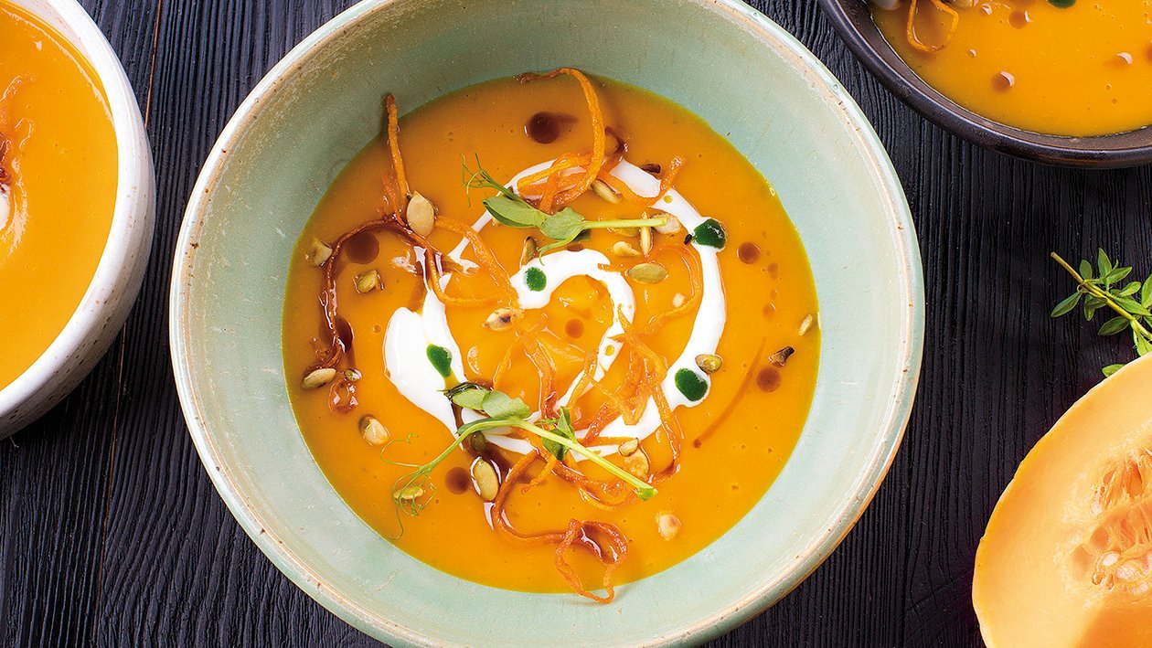 Kremowa zupa dyniowa z brzoskwinią, dodatkiem mleka kokosowego i curry