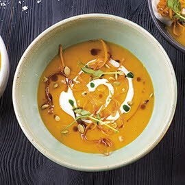 Kremowa zupa dyniowa z brzoskwinią, dodatkiem mleka kokosowego i curry Kremowa zupa dyniowa z brzoskwinią, dodatkiem mleka kokosowego i curry