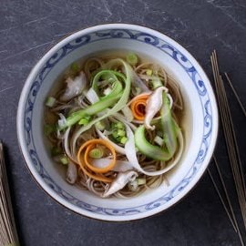 Orientalny bulion z makaronem gryczanym i warzywami Orientalny bulion z makaronem gryczanym i warzywami