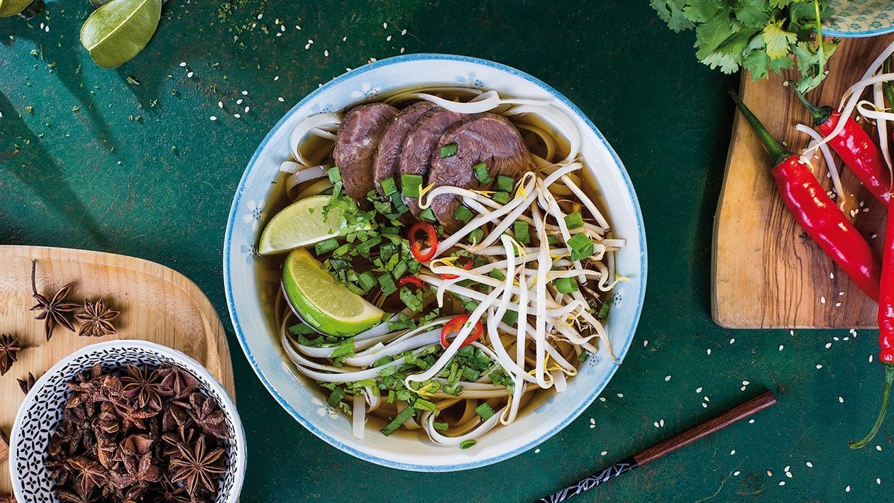 Wietnamska zupa pho z makaronem ryżowym i wołowiną – - Przepis