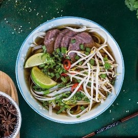 Wietnamska zupa pho z makaronem ryżowym i wołowiną Wietnamska zupa pho z makaronem ryżowym i wołowiną