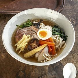 Zupa Ramen z dwoma rodzajami mięsa i płynnym jajkiem Zupa Ramen z dwoma rodzajami mięsa i płynnym jajkiem