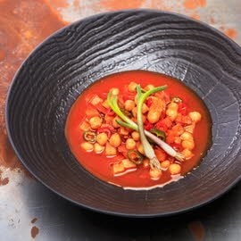 Zupa z kiełbasą chorizo i świeżą kolendrą