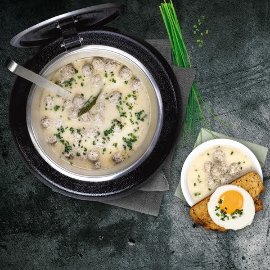 Żurek z pulpecikami, grzanką z chleba żytniego, jajkiem sadzonym i szczypiorkiem