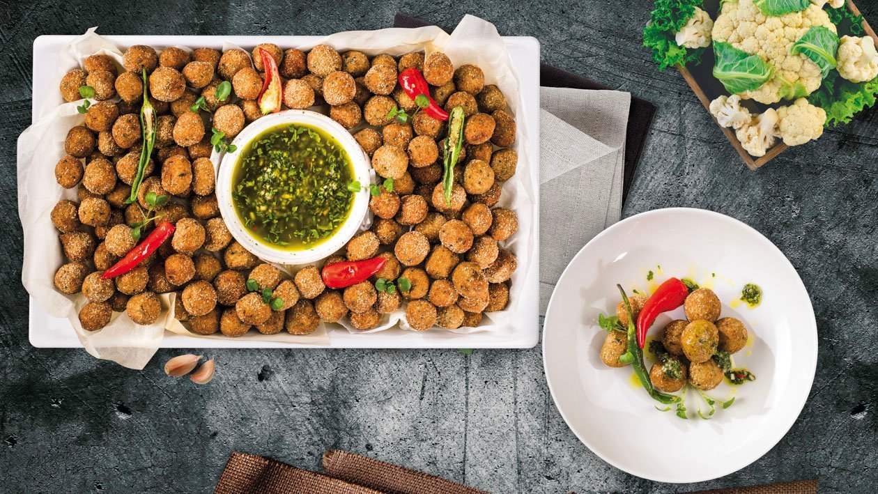 Chrupiący, wegetariański falafel z kalafiora z sosem chimichurri – - Przepis