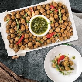 Chrupiący, wegetariański falafel z kalafiora z sosem chimichurri Chrupiący, wegetariański falafel z kalafiora z sosem chimichurri