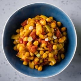 Wegetariańska ciecierzyca z pomidorami i żółtym curry Wegetariańska ciecierzyca z pomidorami i żółtym curry