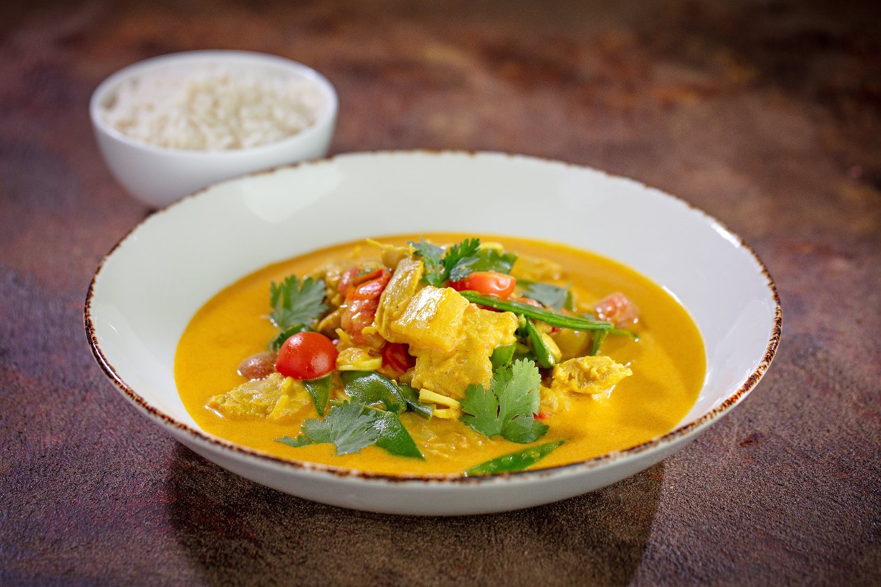 Curry z wegetariańskim kurczakiem z warzywami w kokosowym sosie – - Przepis