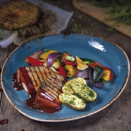 Grillowany seler z warzywnym Demi-Glace i dodatkami Grillowany seler z warzywnym Demi-Glace i dodatkami