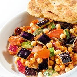 Wegetariański gulasz z pieczonego bakłażana z indyjskim chlebkiem naan Wegetariański gulasz z pieczonego bakłażana z indyjskim chlebkiem naan