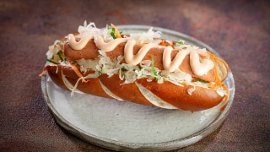 Hot Dog Ruben z kiszoną kapustą (wegetariański) Hot Dog Ruben z kiszoną kapustą (wegetariański)