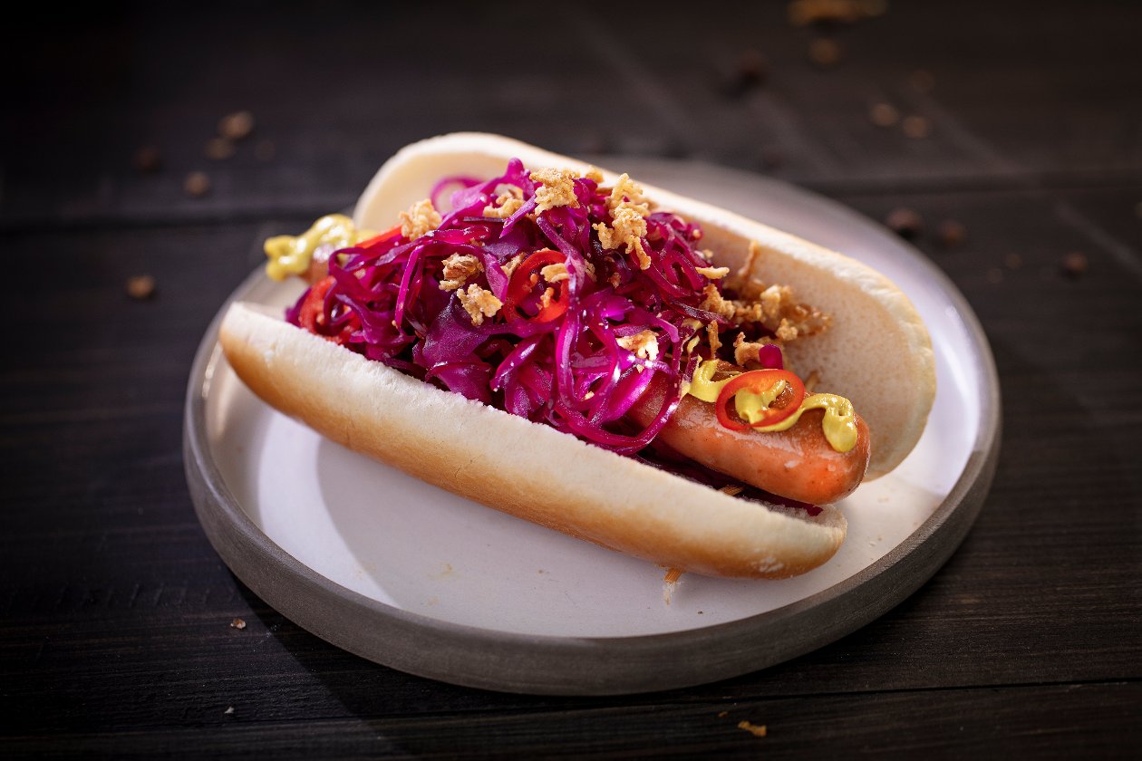 Hot dog z piklowaną kapustą czerwoną i prażoną cebulką (wegetariański)