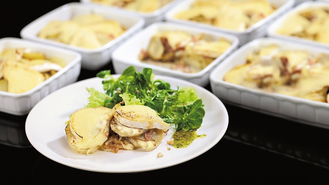 Kremowe ziemniaki z boczkiem zapiekane z serem brie, podane z sałatą i orzechowym vinaigrette – - Przepis