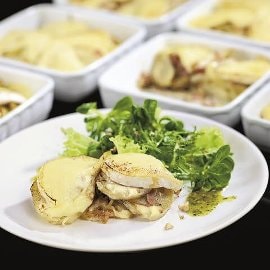 Kremowe ziemniaki z boczkiem zapiekane z serem brie, podane z sałatą i orzechowym vinaigrette