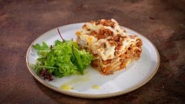 Lasagne wegatariańska z bukietem sałat i oliwą Lasagne wegatariańska z bukietem sałat i oliwą