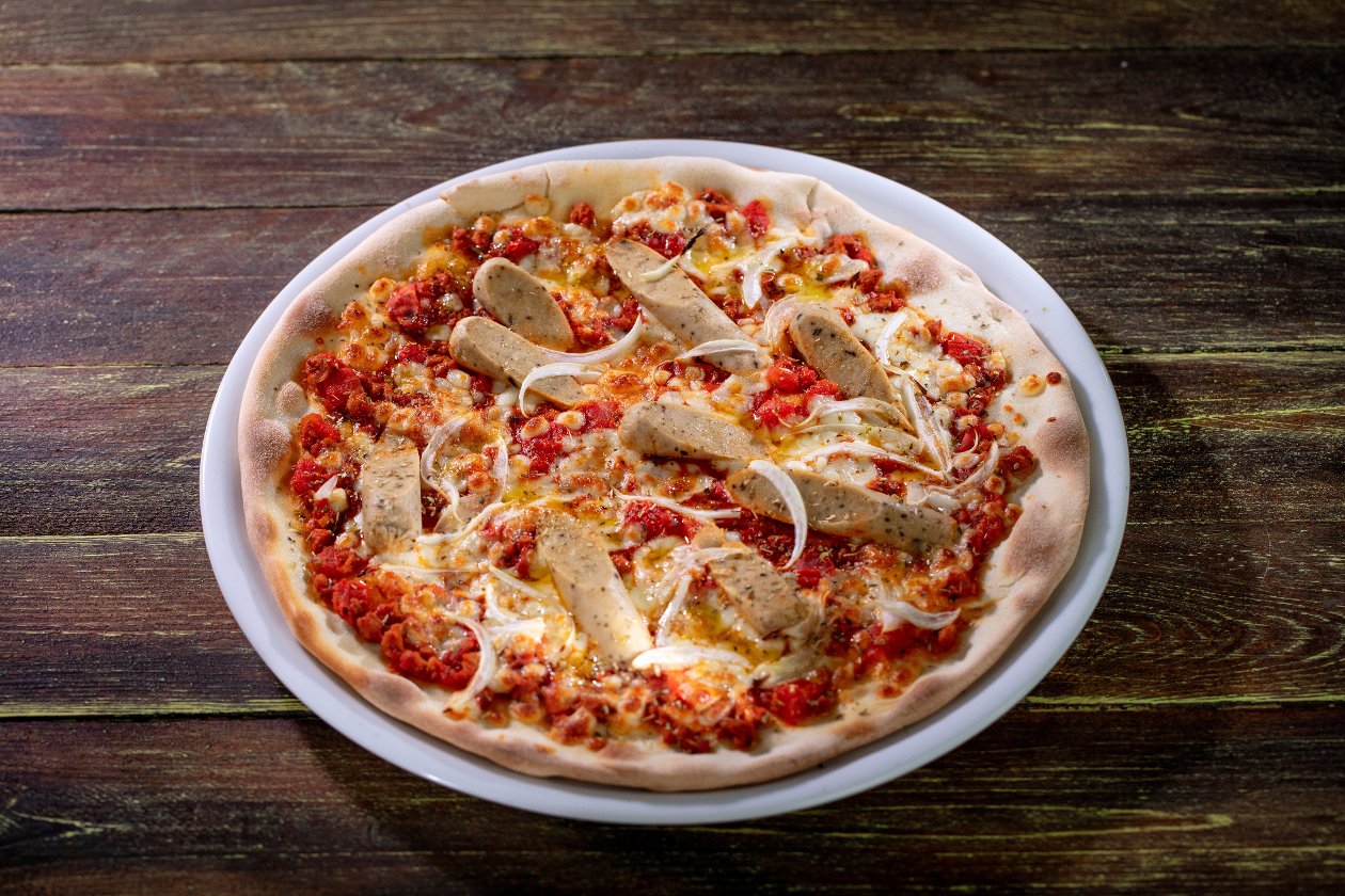 Pizza z wegetariańskim kiełbaskami i sosem bolońskim – - Przepis
