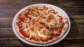 Pizza z wegetariańskim kiełbaskami i sosem bolońskim Pizza z wegetariańskim kiełbaskami i sosem bolońskim