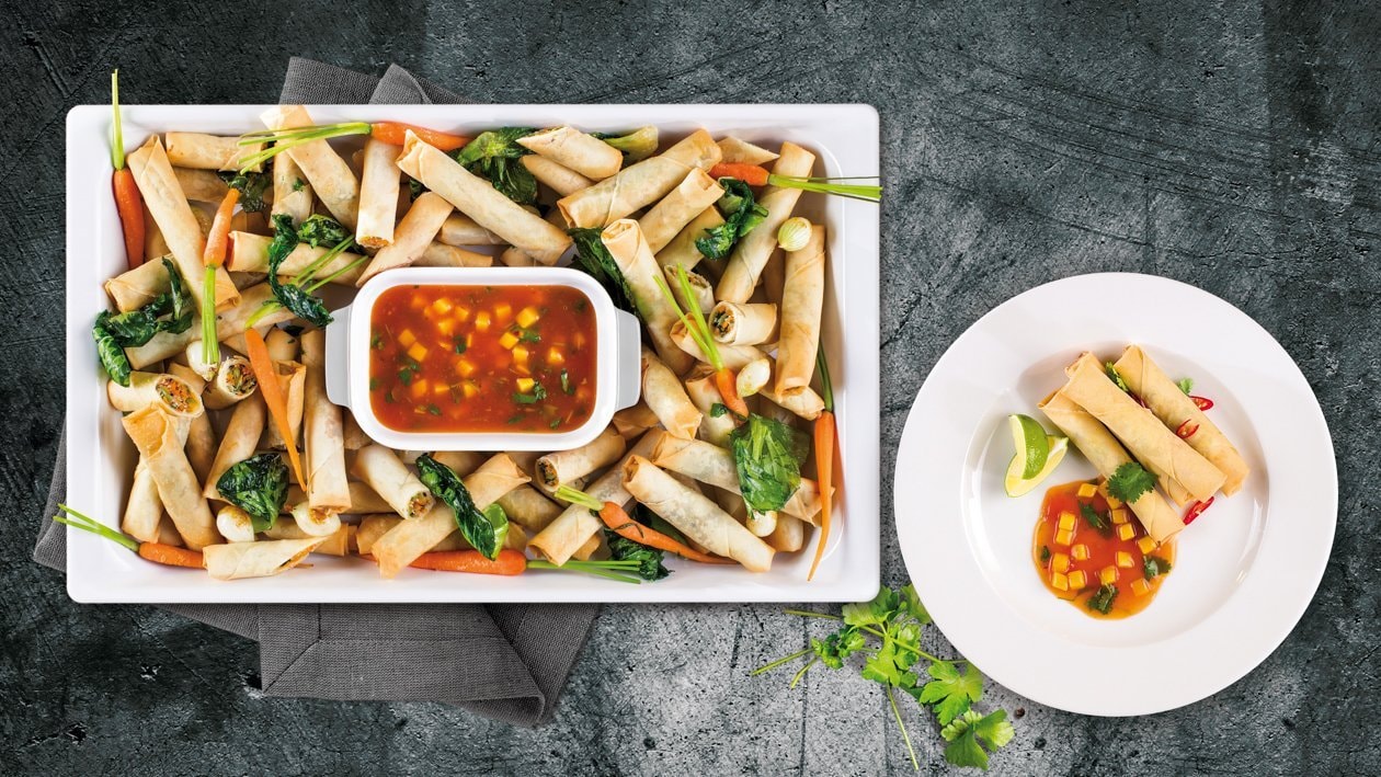 Wegetariańskie spring rolls z warzywami w pikantnym sosie z mango – - Przepis