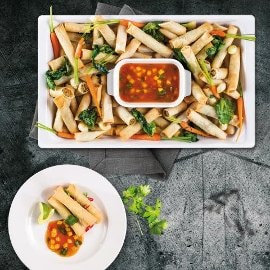 Wegetariańskie spring rolls z warzywami w pikantnym sosie z mango Wegetariańskie spring rolls z warzywami w pikantnym sosie z mango