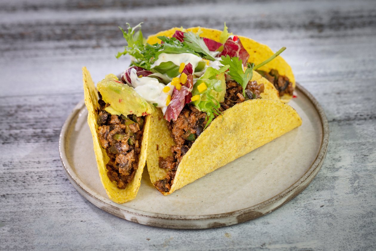 Wegetariańskie tacos chili con carne z guacamole i kwaśną salsą – - Przepis