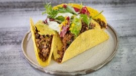 Wegetariańskie tacos chili con carne z guacamole i kwaśną salsą Wegetariańskie tacos chili con carne z guacamole i kwaśną salsą