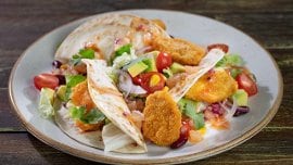 Tacos z wegańskimi nuggetsami, warzywami i ostrą salsą Tacos z wegańskimi nuggetsami, warzywami i ostrą salsą