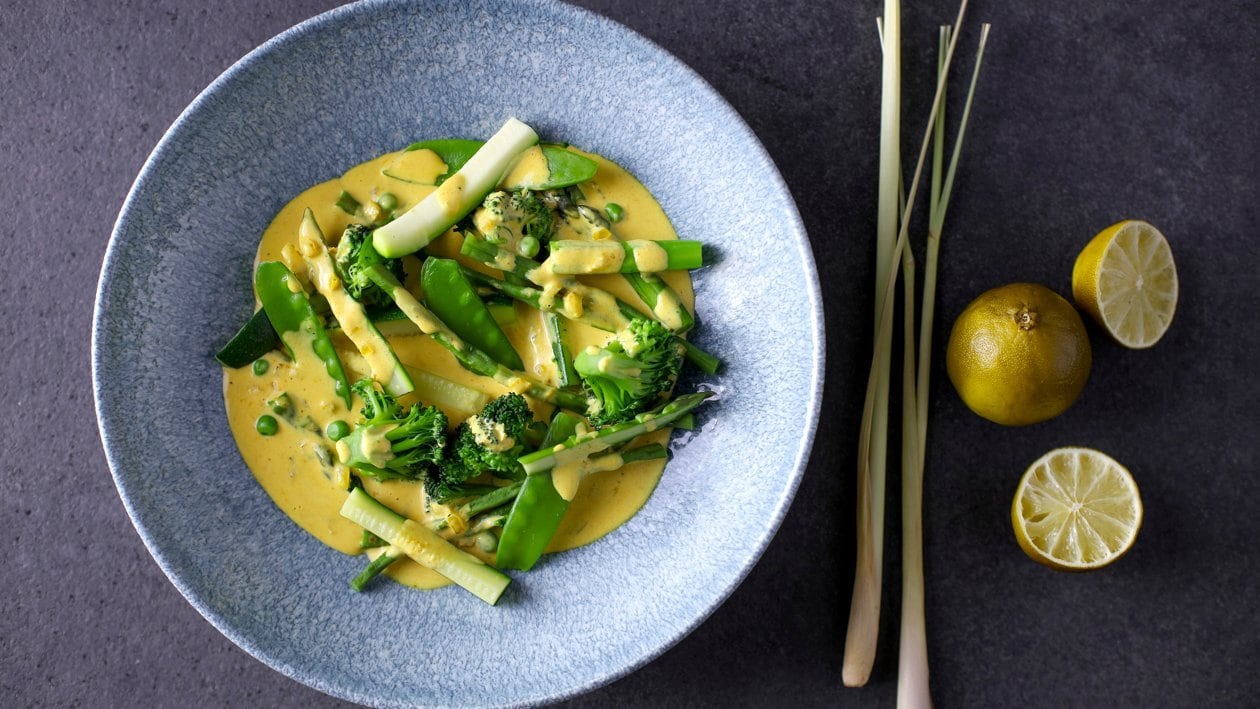 Zielone warzywa w żółtym curry (wegetariańskie)