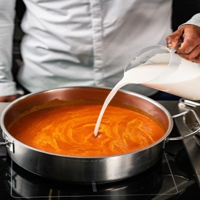 Knorr Professional Cremy do gotowania 15% tł. - Używaj jak śmietanki. To gwarancja kulinarnej stabilności. Doskonale sprawdza się w każdych warunkach.