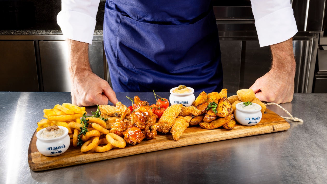 Deska finger foods – sos czosnkowy / sos jalapeño / sos tuńczykowy – - Przepis
