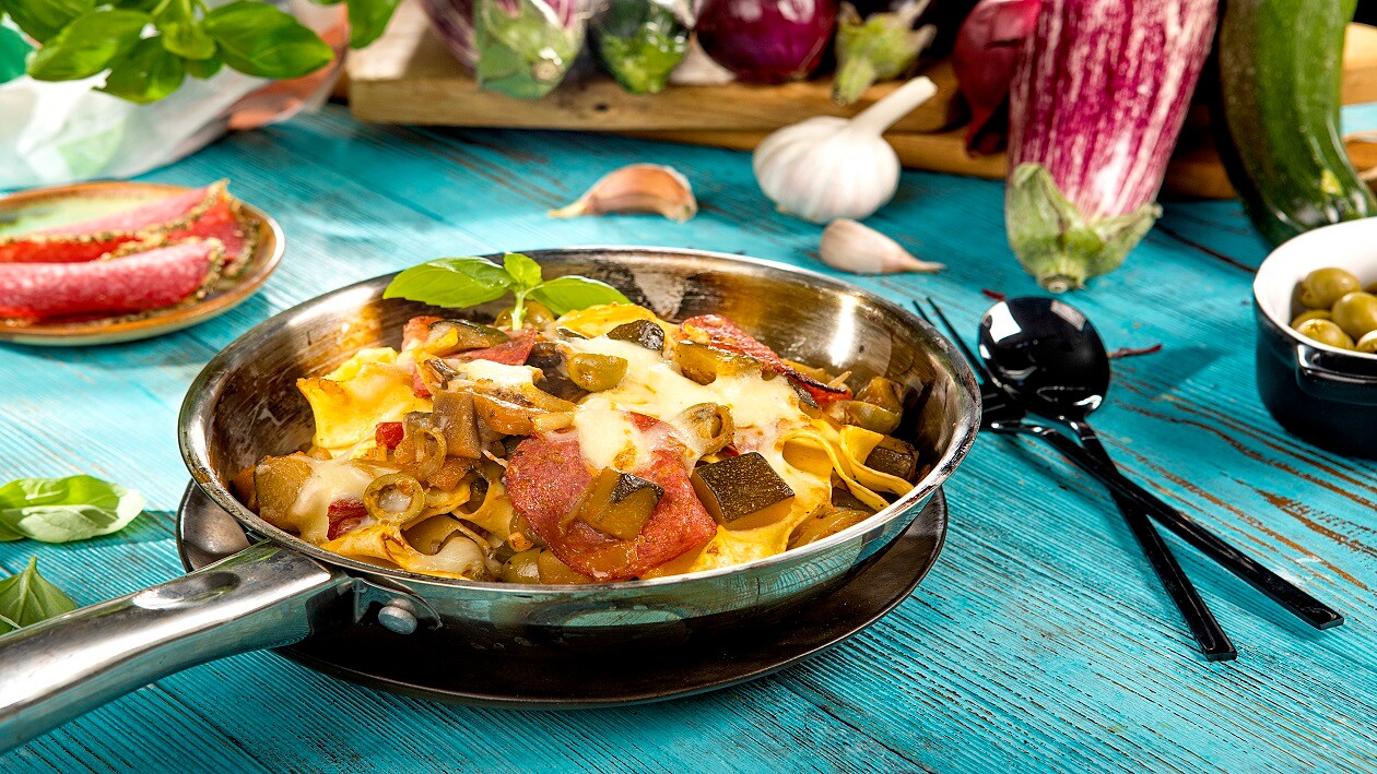 Pappardelle zapiekane z ratatouille, salami, oliwkami i mozzarellą – - Przepis