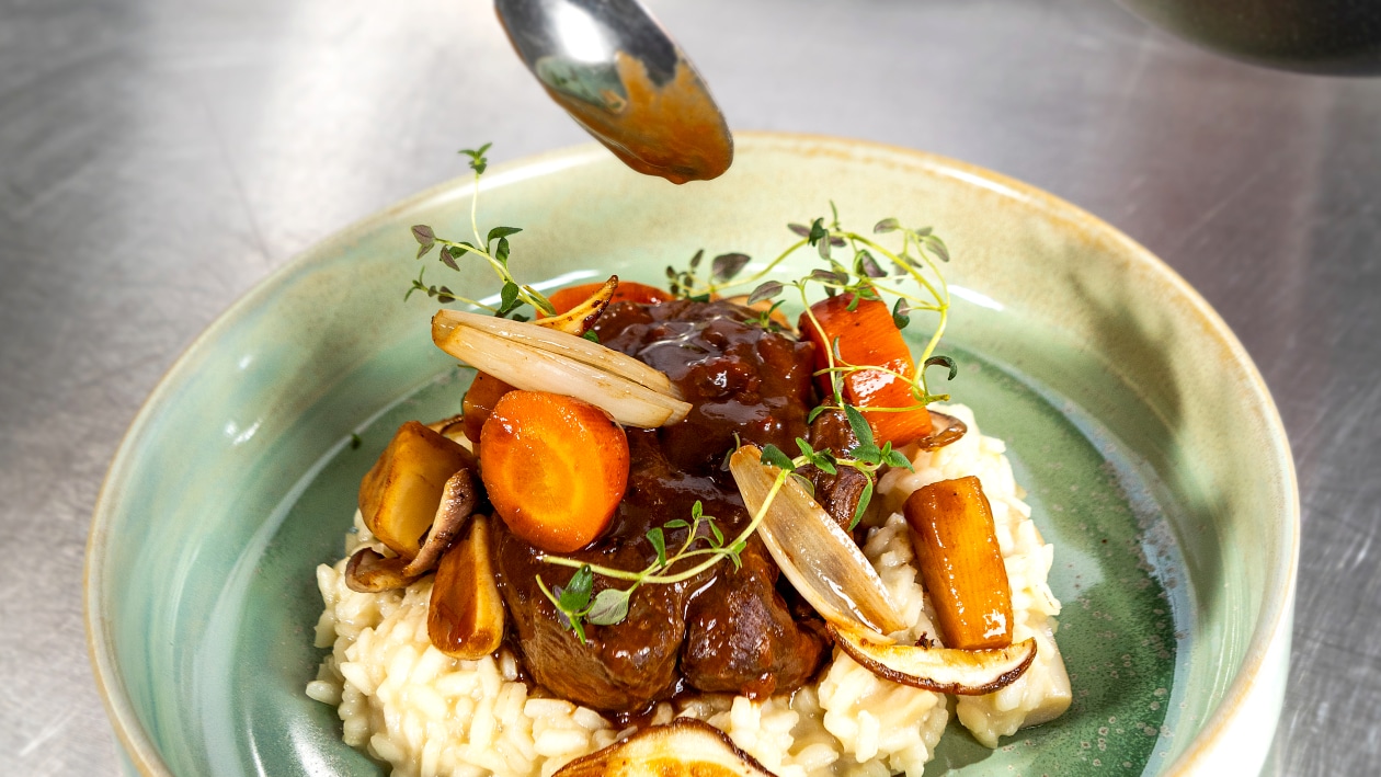Wolno gotowana goleń wołowa/ risotto borowikowe – - Przepis