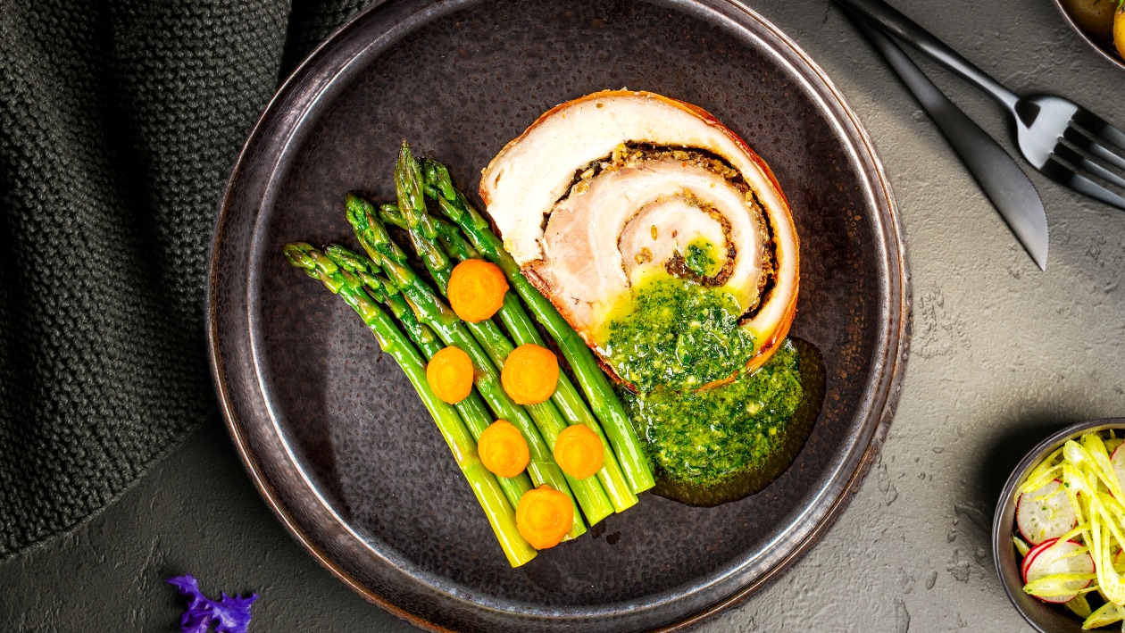 Porchetta/ salsa/ ziemniaki/ szparagi/ koper włoski – - Przepis