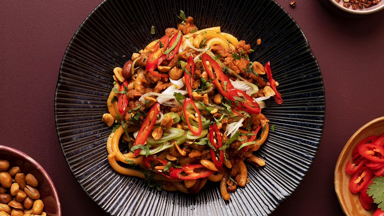 Warzywa z makaronem Asian Noodles w stylu syczuańskim – - Przepis
