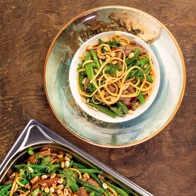 Wołowina Teriyaki zielone warzywa / pszenny makaron Wołowina Teriyaki zielone warzywa / pszenny makaron