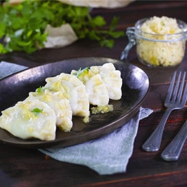 Wegańskie pierogi z mięsem roślinnym i rumianą cebulką Wegańskie pierogi z mięsem roślinnym i rumianą cebulką