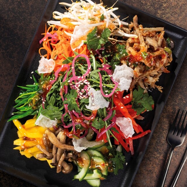 Orientalna sałatka z mango/ frytowany Jak Kurczak/ sos słodko-pikantny Orientalna sałatka z mango/ frytowany Jak Kurczak/ sos słodko-pikantny