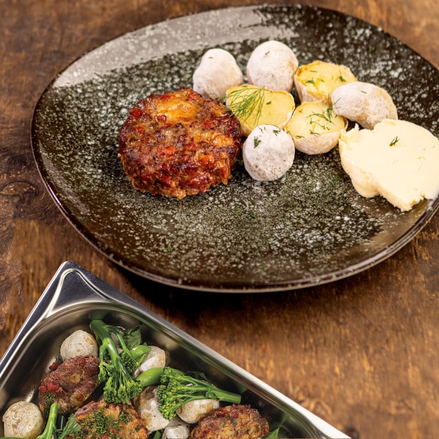 Stek Hache z chorizo i cheddarem/ ziemniaki w soli / surówka z kalarepy i jabłka Stek Hache z chorizo i cheddarem/ ziemniaki w soli / surówka z kalarepy i jabłka