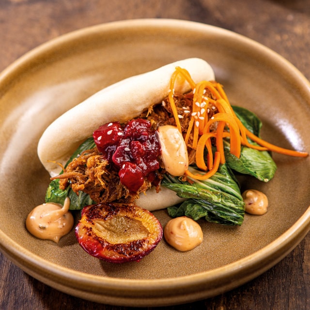 Bao szarpana wieprzowina / śliwkowy relish / marchew Bao szarpana wieprzowina / śliwkowy relish / marchew
