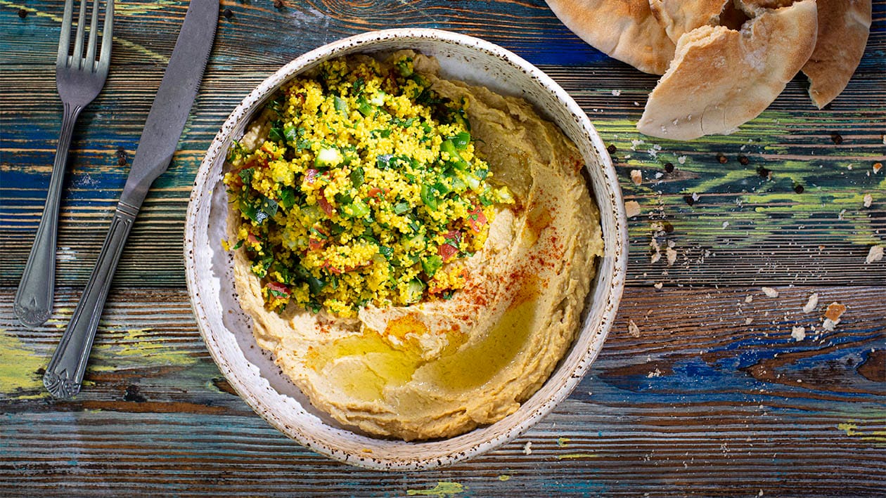 Tabulech z hummusem podany z oliwą i pitą (wegańskie) – - Przepis