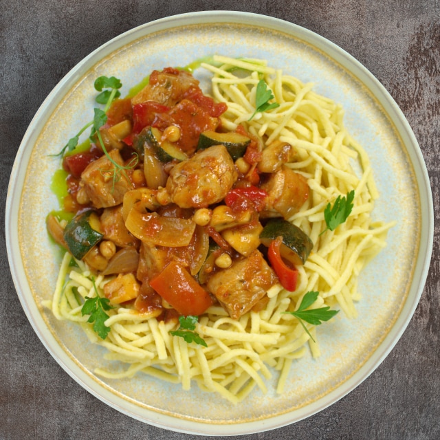 Ragout z łopatki wieprzowej/ pieczarki/ cieciorka/ Peperonata/ pomidory Ragout z łopatki wieprzowej/ pieczarki/ cieciorka/ Peperonata/ pomidory
