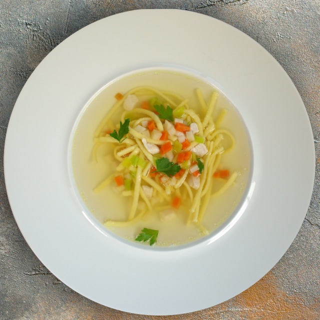 Rosół drobiowy ze szpeclami