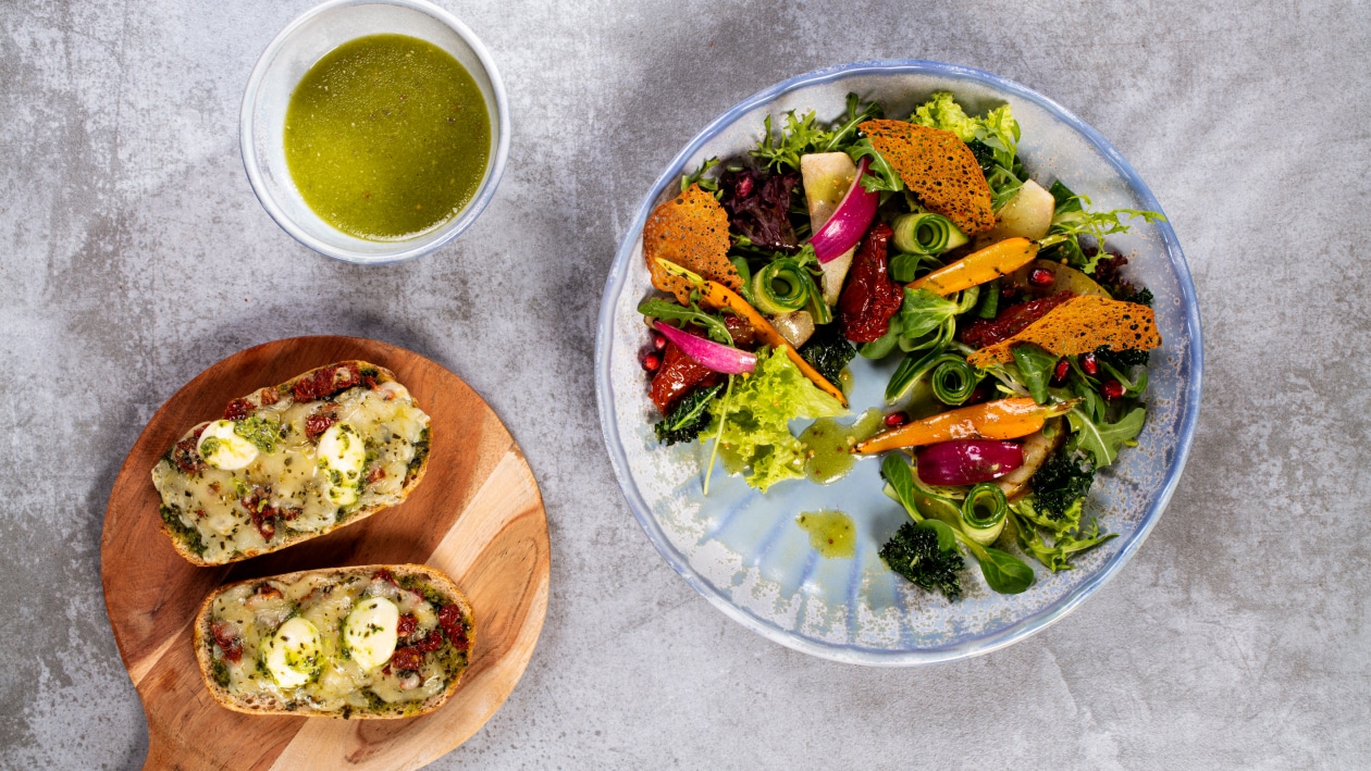 Wegańska sałatka z sosem vinaigrette z zielonym pesto