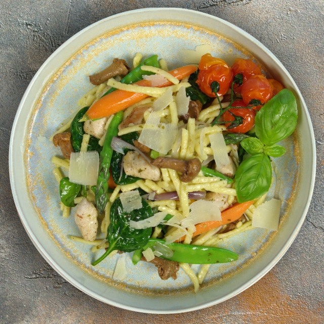 Smażone szpecle z kurczakiem i kurkami