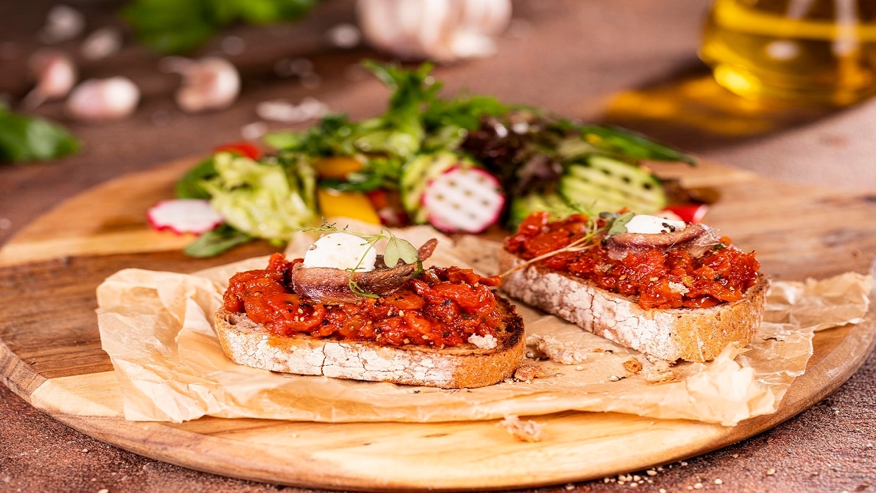 Bruschetta z Tomato Pronto, anchois i z suszonych pomidorów – - Przepis