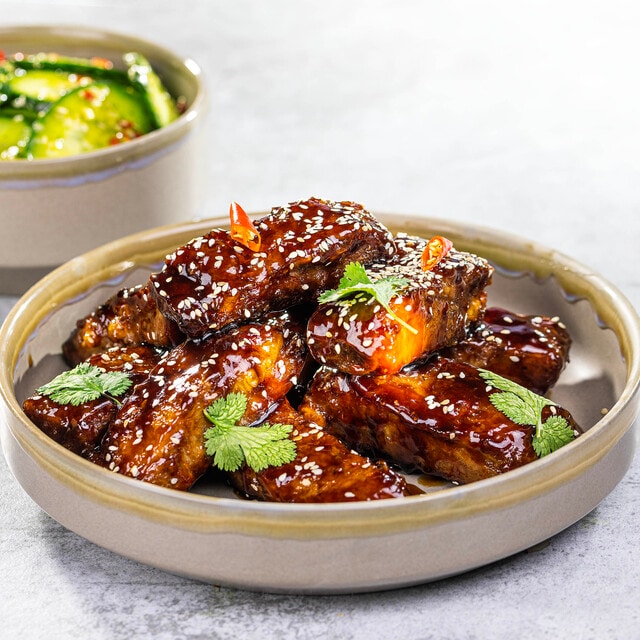 Glazurowane żeberka Teriyaki/ sałatka z ogórka Glazurowane żeberka Teriyaki/ sałatka z ogórka